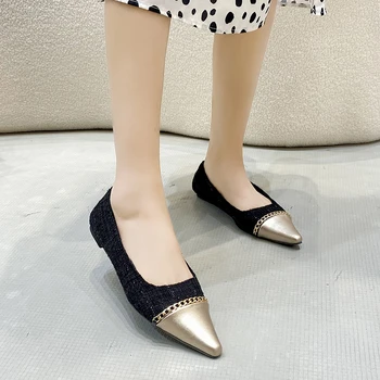 2023 Новые весенне-осенние цветные туфли на плоской подошве с острым носком и мелким каблуком, украшенные металлической цепочкой, простая повседневная женская обувь
